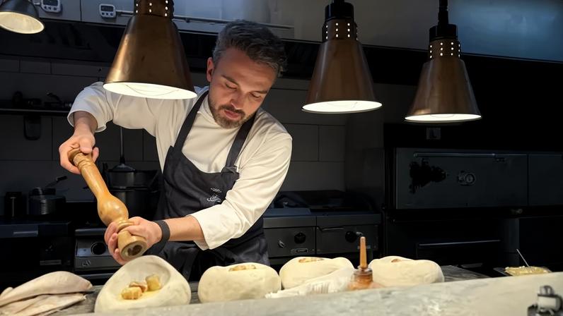 Leo Paixão na cozinha do Ninita, restaurante batizado em homenagem à sua bisavó, que apresenta uma proposta de gastronomia ítalo-mineira