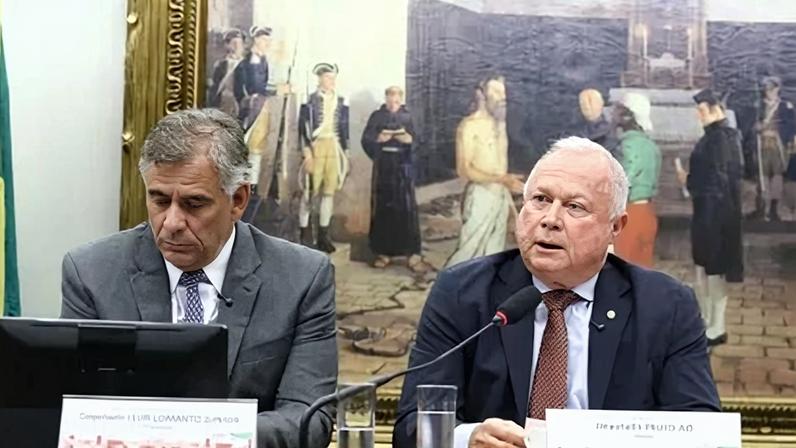 O presidente da CCJ, deputado Leur Lomanto Jr. (União-BA), e o relator da PEC do fim da jornada 6x1, deputado Paulo Azi (União-BA), durante reunião da comissão
