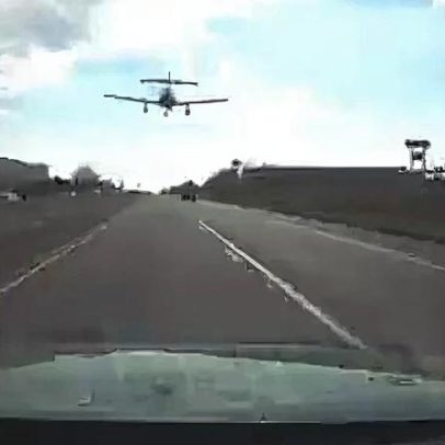 Avião sofre pane no motor e faz pouso de emergência em rodovia movimentada