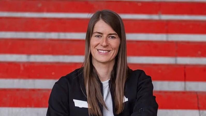 Aos 34 anos, Marie-Louise Eta acumula pioneirismos no futebol alemão