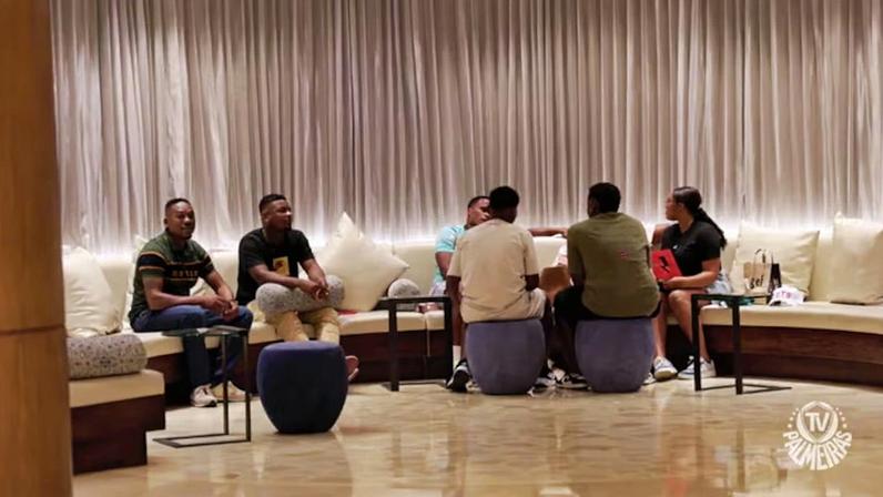 Um momento especial e cheio de emoção. No hotel, Jhon Arias apresentou sua família antes do duelo contra o Junior Barranquilla, no Estádio Olímpico Jaime Morón León, em Cartagena.