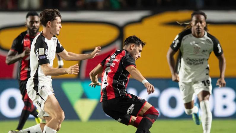 Corinthians e Vitória se enfrentam neste sábado em Salvador.