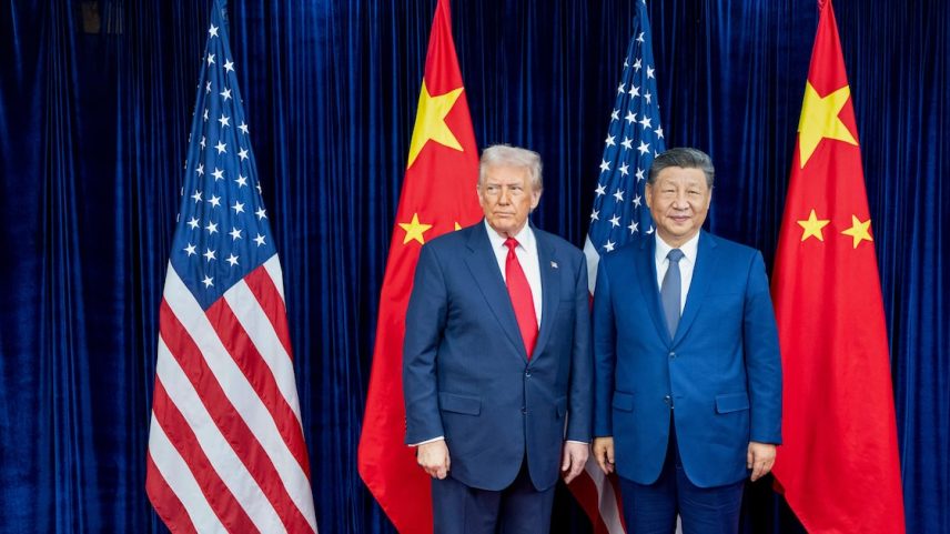 Xi Jinping, líder da China, ao lado de Donald Trump, presidente dos EUA, durante agenda oficial em outubro de 2025: país asiático defende navegação no Estreito de Ormuz em meio à escalada de tensões no Oriente Médio. (Haiyun Jiang/The New York Times) Foto: Haiyun Jiang/NYT