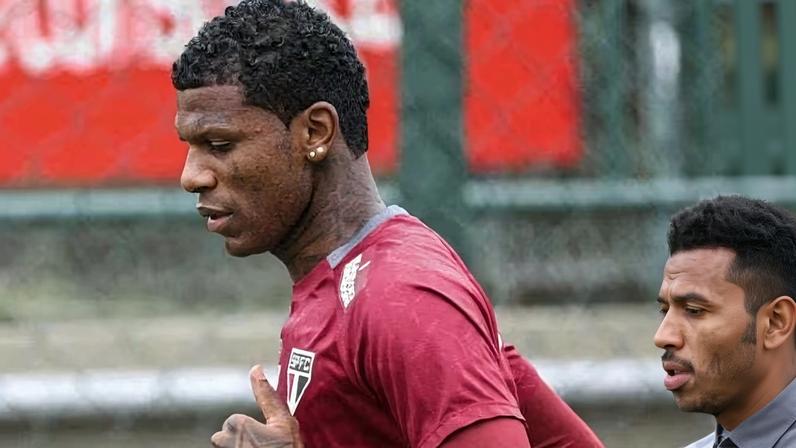 Arboleda segue 'sumido' no São Paulo