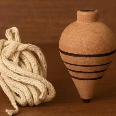 Pião: brinquedo milenar e sua evolução ao longo do tempo