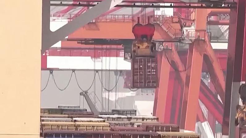 Contêiner sendo suspendido