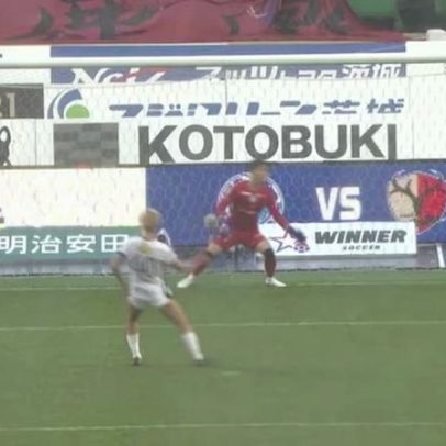 Pênalti de Yuma Suzuki em duelo entre Mito Hollyhock e Kashima Antlers