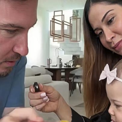 Maíra Cardi mostra a caçula comendo papinha pela primeira vez