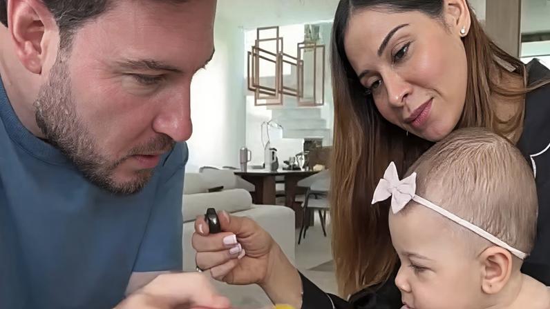 Maíra Cardi mostra a caçula comendo papinha pela primeira vez