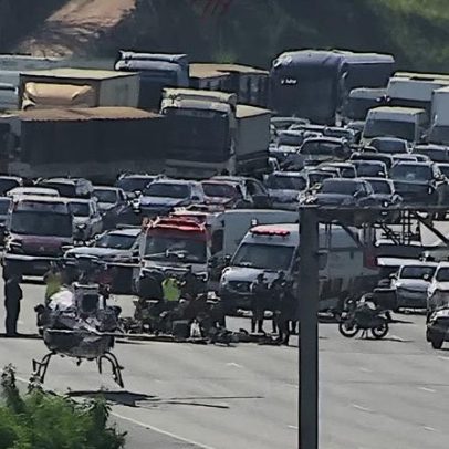 Engavetamento e capotamento na Rodovia dos Bandeirantes deixam ferido grave
