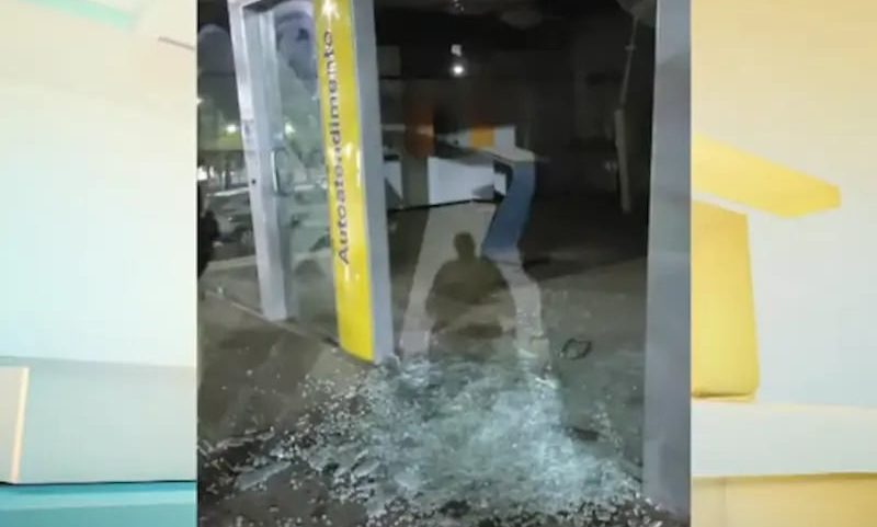 Imagem da agência bancária após a explosão