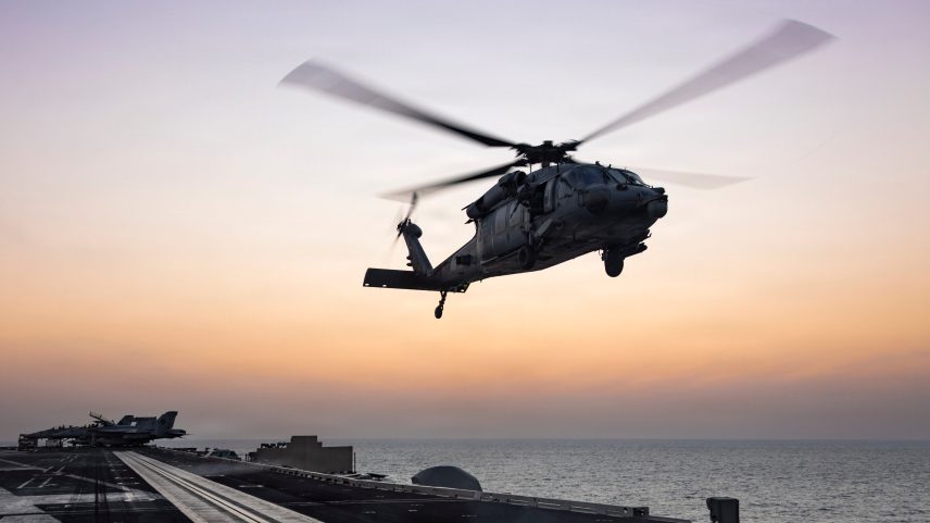 Dois helicópteros dos EUA foram alvejados por tiros de fuzil quando sobrevoavam o Irã