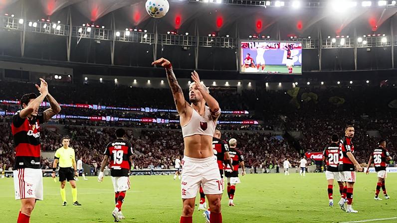 Arrascaeta faz homenagem a Oscar Schmidt ao celebrar gol pelo Flamengo, em duelo com o Bahia no Maracanã.