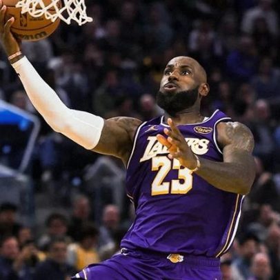 Lakers vencem Warriors com LeBron James dominante