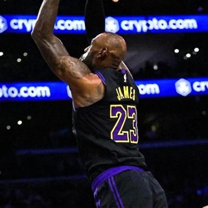 Lakers derrotam Suns com marca de LeBron e garantem mando