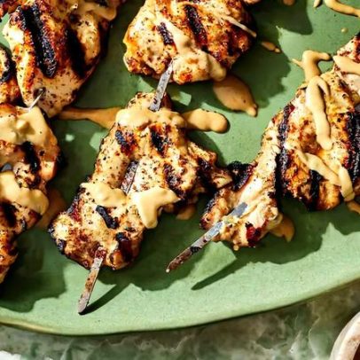 Espetinhos de frango grelhado com limão são o prato da primavera