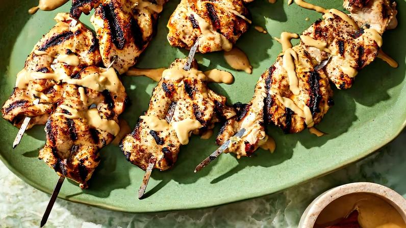 Espetinhos de frango grelhado com limão são o prato da primavera