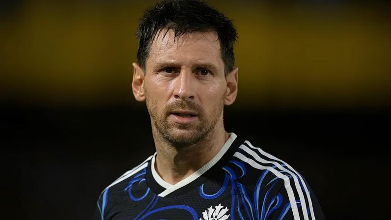 Lionel Messi em ação durante amistoso entre Argentina e Zâmbia em La Bombonera, Buenos Aires (Foto: Juan Mabromata / AFP)