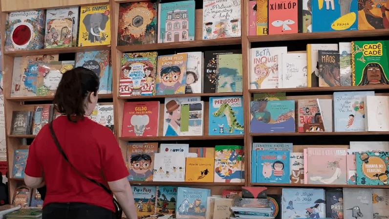 A base do plano é a compreensão de que a leitura e a escrita são instrumentos indispensáveis ao desenvolvimento das capacidades individuais e coletivas