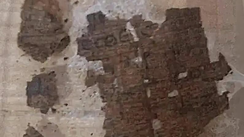 De todas as múmias encontradas na expedição, apenas essa tinha um papiro literário amarrado em seu corpo. (Professor Ignasi-Xavier Adiego/Universidade de Barcelona/Reprodução)