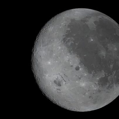Astronautas da Artemis 2 registram fotos da Lua e da Terra