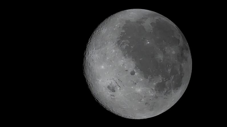 Imagem feita pela tripulação da Artemis 2 na 2ª feira (6.abr.2026) mostra a Lua totalmente iluminada, sendo que o lado visível (o hemisfério que vemos da Terra) está à direita. Ele é identificável pelas manchas escuras que cobrem sua superfície