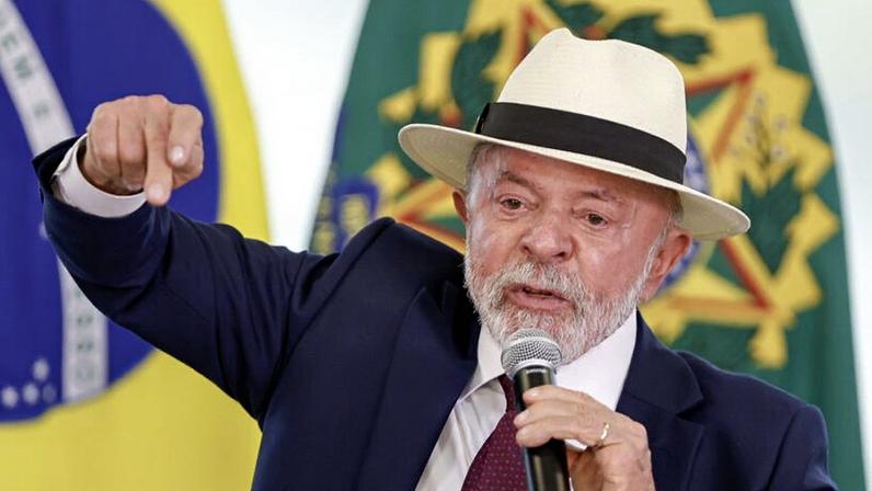 O presidente Luiz Inácio Lula da Silva (PT) assinou, durante ato no Palácio do Planalto nesta 3ª feira (28.abr.2026) o decreto do acordo de comércio entre a União Europeia e o Mercosul. O Congresso promulgou o tratado em 17 de março. O acordo começa a valer de maneira gradual a partir de 1º de maio de 2026.
