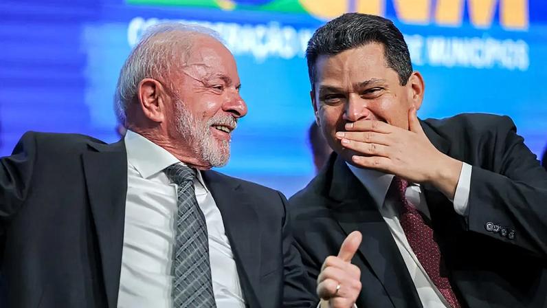 O presidente Lula e o senador Davi Alcolumbre. Foto: Fábio Rodrigues Bozzebom / Agência Senado