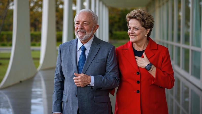 Dilma e Lula passeiam pelo Palácio da Alvorada