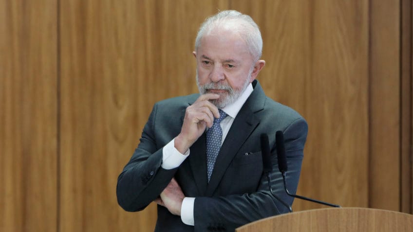 A virada de chave tem de ser para o crepúsculo do fingimento que nos custa tempo (todo) e dinheiro (trilhões), diz o articulista