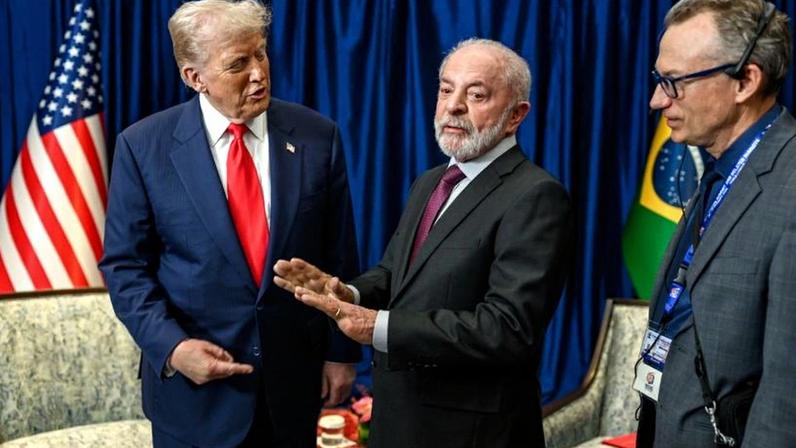 Na imagem, os presidentes Donald Trump (à esq.) e Luiz Inácio Lula da Silva conversam depois de reunião na Malásia, em 2025