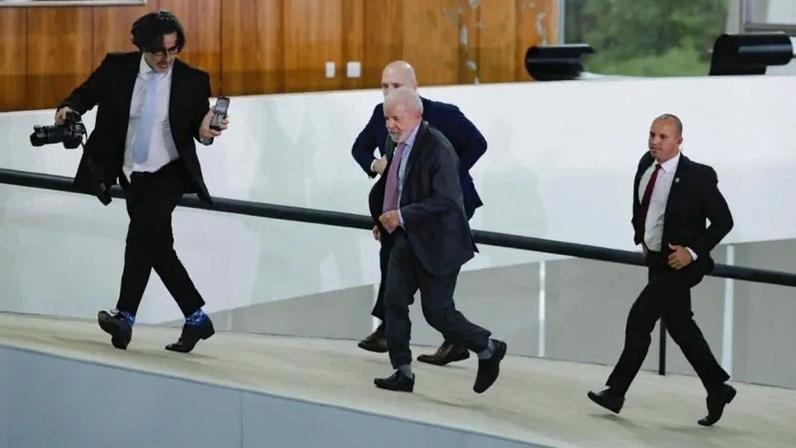 Lula intensifica postagens com exercícios em meio a debate sobre idade e candidatura em 2026; na imagem, Lula subindo a rampa do Planalto correndo