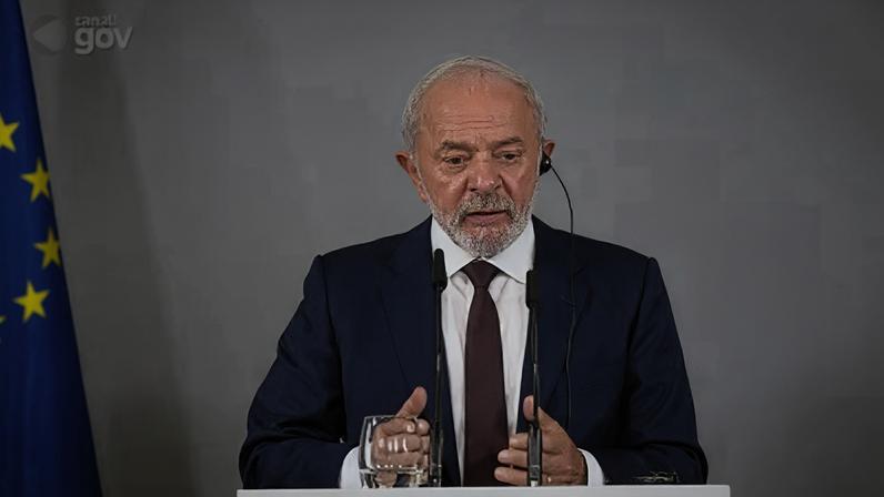 Lula participa de coletiva de imprensa em Barcelona