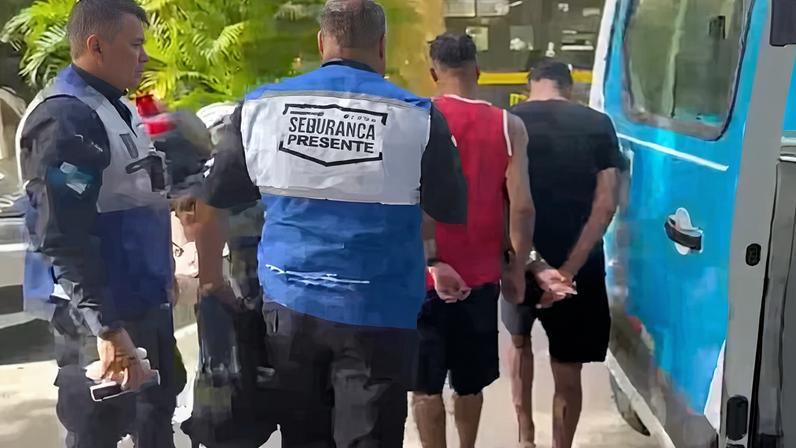 Dupla carregava bolsas suspeitas e foi detida pelos agentes
