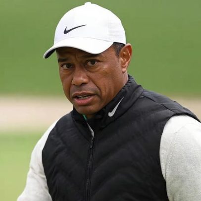 Boletim aponta que Tiger Woods usava o celular antes do acidente