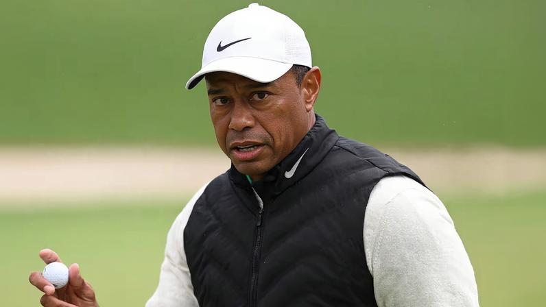 Boletim aponta que Tiger Woods usava o celular antes do acidente