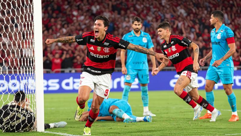 Pedro comemora gol contra o Santos, no Maracanã