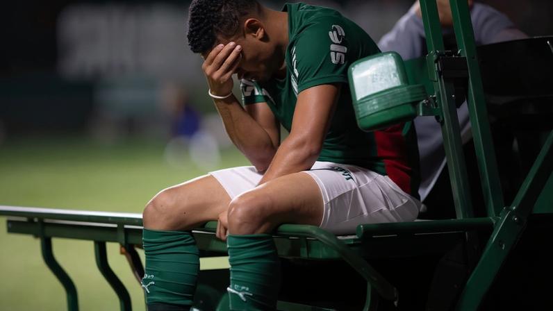 Vitor Roque chorando na maca. Sabia que a lesão era muito grave