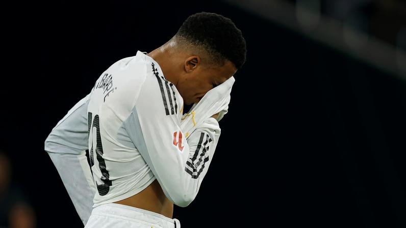 Mbappé sofreu uma lesão na coxa esquerda no empate do Real Madrid contra o Betis