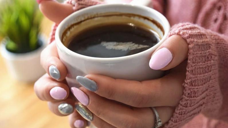 Café noturno pode alterar o cérebro e aumentar impulsividade em mulheres