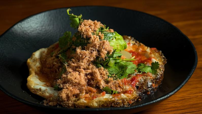 Salada de ovo frito com ervas frescas, molho Nahm Jim Taleh e paçoca de porco, do Ping Yang. Foto: Keiny Andrade