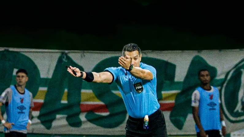 Árbitro Felipe Lima apitando a partida entre Palmeiras e Athletico-PR