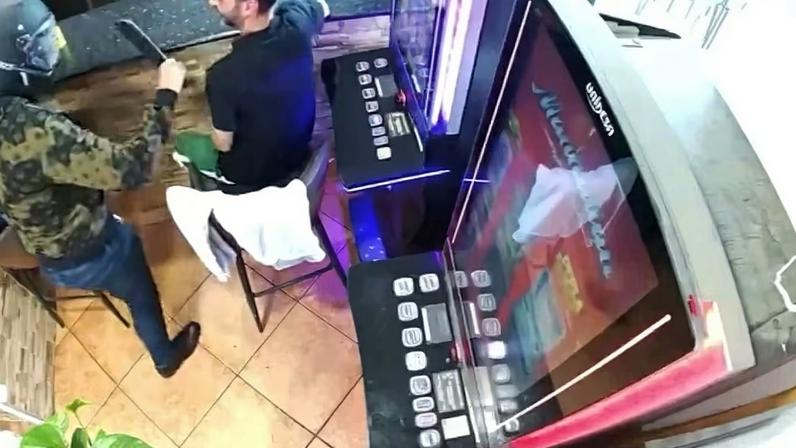De capacete, bandido tenta assaltar bar na Espanha