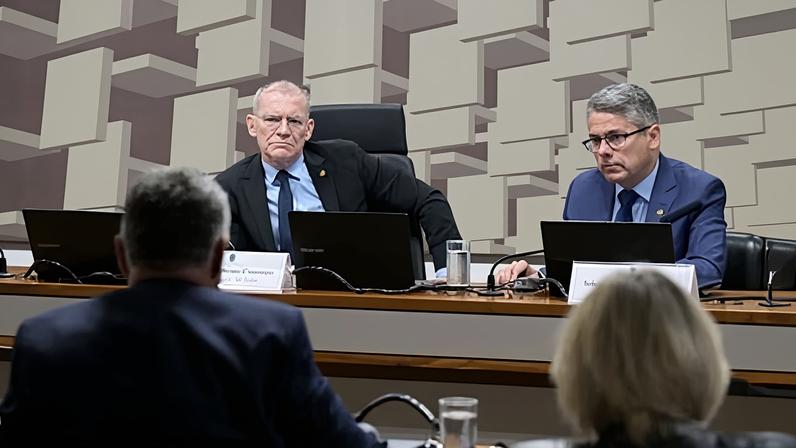 O presidente da CPI, senador Fabiano Contarato (PT-ES), e o relator, senador Alessandro Vieira (MDB-SE)