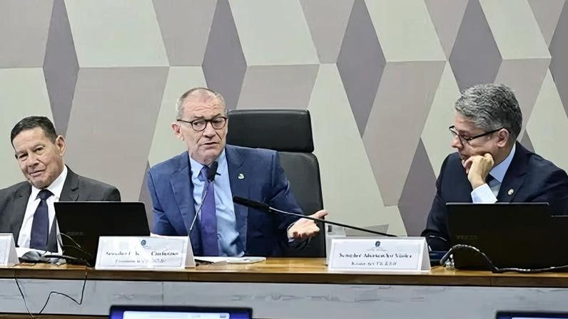 Da esquerda para a direita: o vice-presidente da CPI, senador Hamilton Mourão (Republicanos-RS); o presidente da comissão, senador Fabiano Contarato (PT-ES); e o relator da CPI, senador Alessandro Vieira (MDB-SE)