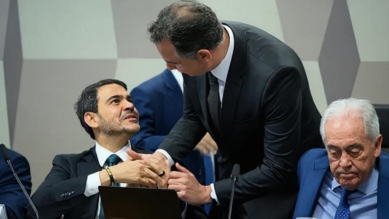 O advogado-geral da União, Jorge Messias, recebendo cumprimento do senador Rodrigo Pacheco (PSB-MG)