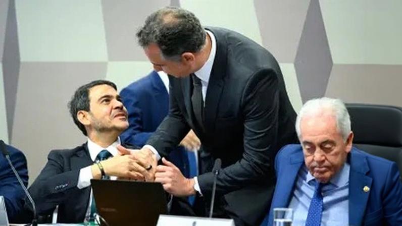 O advogado-geral da União, Jorge Messias, recebendo cumprimento do senador Rodrigo Pacheco (PSB-MG)