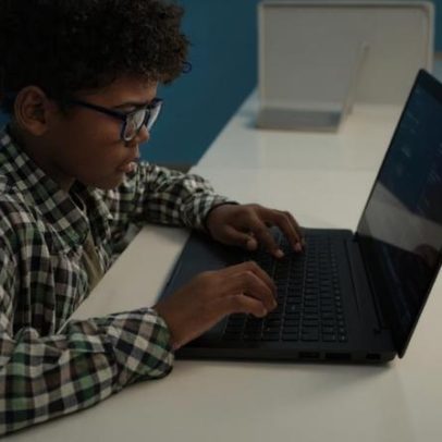 Menos tela, mais interação: ciência do comportamento infantil no digital
