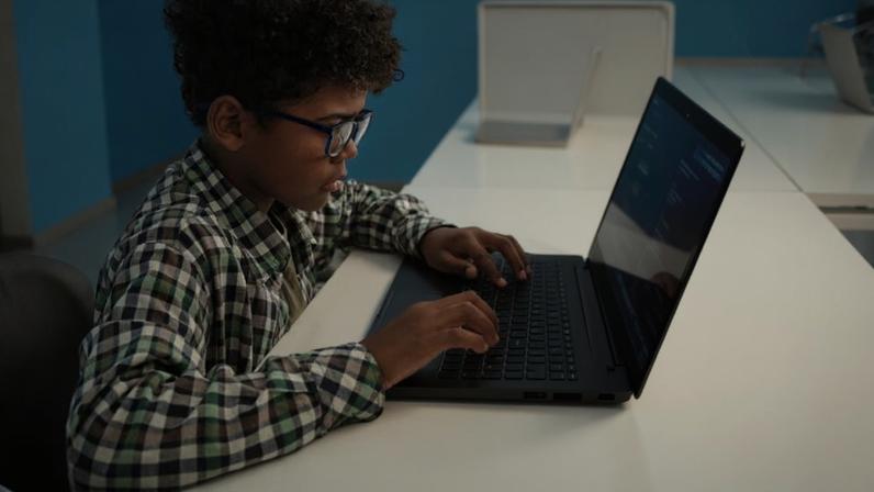 Menos tela, mais interação: ciência do comportamento infantil no digital