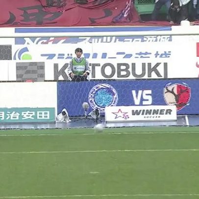 Kyosuke Tagawa marca pênalti em duelo entre Mito Hollyhock e Kashima Antlers